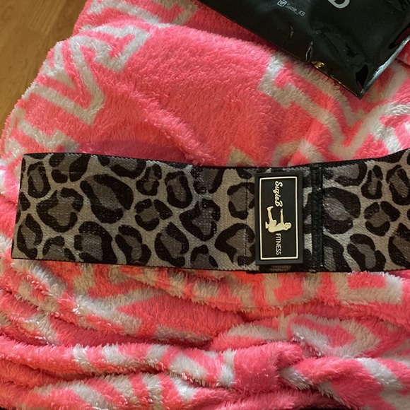 Suzie B Glute Band Leopard - Picture 5 of 9